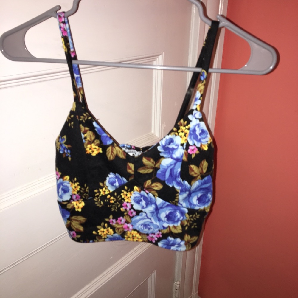 Super cute floral tank crop top!